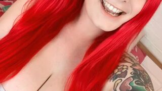 mamaplugs pretty model fucks pussy