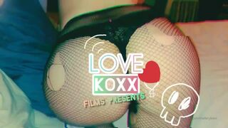 mallorykoxx busty bitch caresses nipples