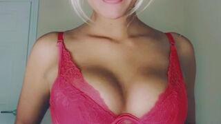 hempresskc shy harlot fingering pussy in the shower