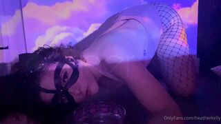 heatherkelly courtesan takes off her tights