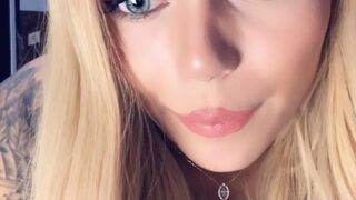 iammery with black toy