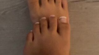 codilake gorgeous jerks off a banana and cums.