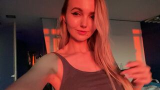 Sia Siberia big tit babe bares sexy body