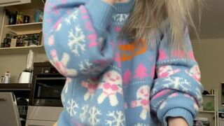 Sia Siberia great girl fucks shaved cunt