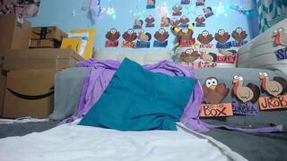 MyFreeCams harlot masturbates both holes