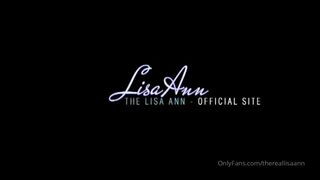 thereallisaan wonderful woman gently pulls pussy