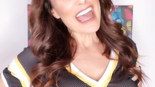 thereallisaan juicy mom shakes her ass