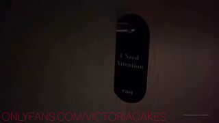 victoria may89cakes black-haired babe jerks off her cunt