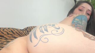 sgjacquelin pretty woman undressed in front of the camera and masturbates in the chair