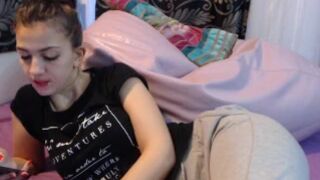 makemescreamm beauty pulls the clitoris with a vibrator