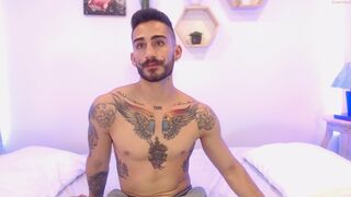 wanda_thian busty blonde gently masturbates cunt