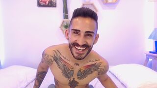 wanda_thian busty blonde gently masturbates cunt