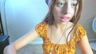 salemhex beauty in stockings fucks with phallus