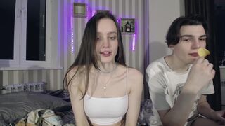 fflloowweerr teen black-haired chick talks coquettishly on camera
