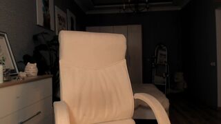 eliayun_ busty  girl  jerks her pussy and squirts