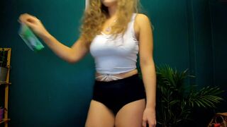 sunshinekate busty  cam girl  undresses and caresses her pussy