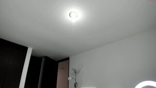 xhxoxtxsxex cute slut fucks pussy with dildos