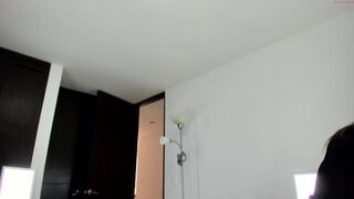 xhxoxtxsxex flies away from the buzz of orgasm