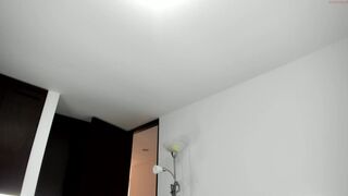 xhxoxtxsxex flies away from the buzz of orgasm