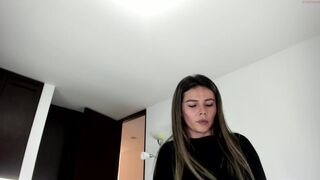 xhxoxtxsxex flies away from the buzz of orgasm