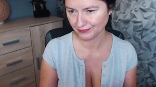 naughtyellen beauty fucks herself in front of the webcam