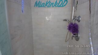 miakinkdd busty slut brings herself to squirt