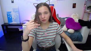 lucky_leslie busty babe massages pussy