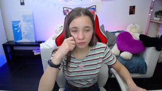 lucky_leslie busty babe massages pussy