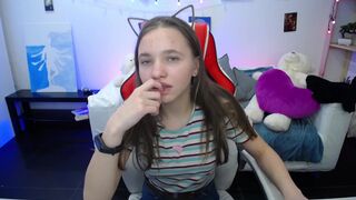 lucky_leslie busty babe massages pussy