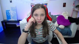 lucky_leslie busty babe massages pussy