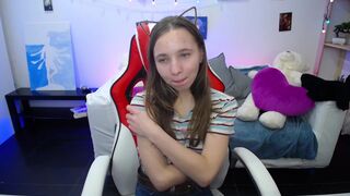 lucky_leslie busty babe massages pussy