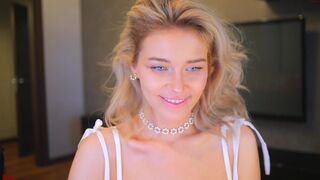 kirsten_xxx busty harlot fingering pussy