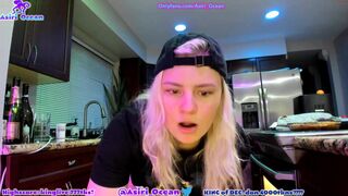 asiri_ocean girl in stockings shows juicy ass