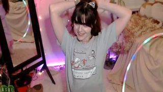 Ashe_Maree teasing his gap with her middle finger