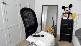 s3r3ndipity cute chick gently pulls pussy