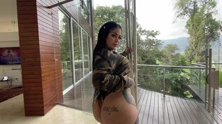 unacakez luxurious lady boldly hammering her ass