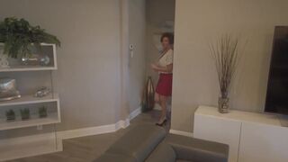 deauxma gorgeous model tightly stretches both holes.