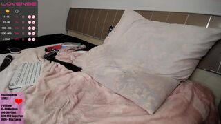 bella_juicy cute doll gives her pussy a dildo