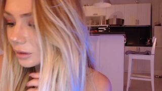 yveline myfreecams Curvy female fucks both holes