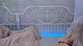 vikkilustful chaturbate Sexy blonde hard jerks both holes