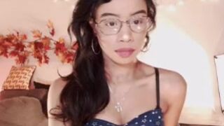 shiisundai myfreecams Beautiful woman caresses natural breasts