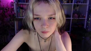 crystal_forest chaturbate Seductive babe puts big milking