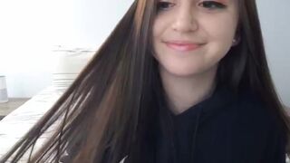 alyssashy myfreecams  puts dildo in deep