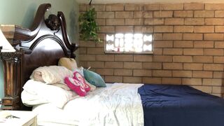 ThiccLouise Gorgeous chick fucks both holes