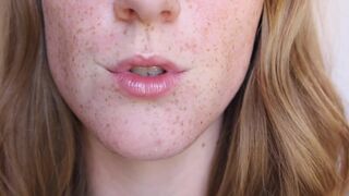 Littleredheadlisa  demonstratively masturbating on cam