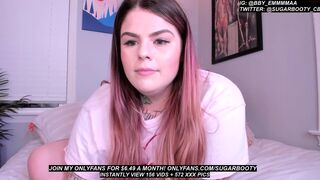 sugarbooty pretty lady puts on juicy vagina