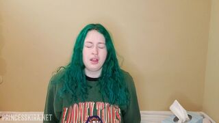 PRlNCESSKlRA masturbates the cap behind the cash register