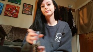 bigbuttbugg black-haired nymph pulls pussy