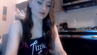 ItsLizzieLoveXO chick eagerly absorbs dildo