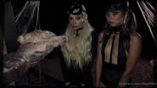 Riley Reid Onlyfans openwork babe turns with juicy tits